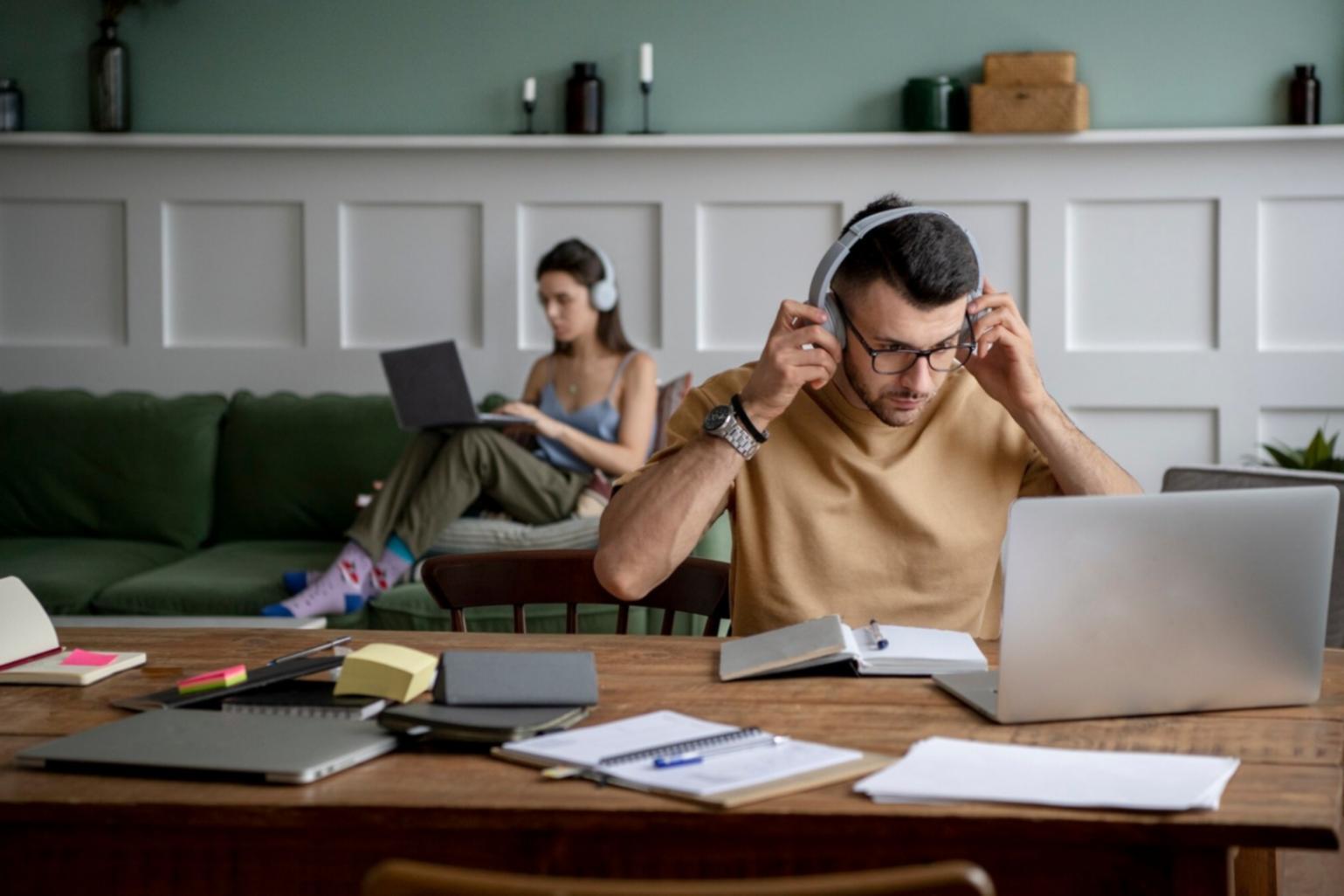 Professional investment education environment supporting learners in understanding financial markets